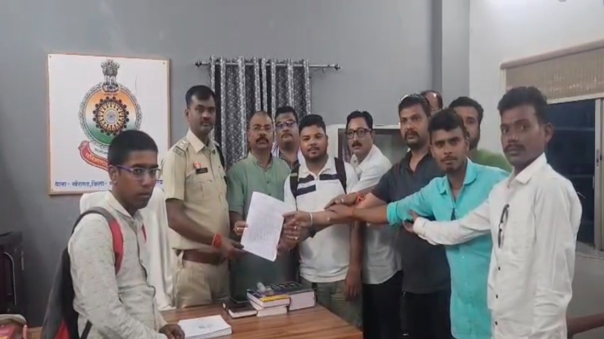 डॉक्टर की दबंगई और अस्पताल की बदहाली : ड्यूटी छोड़ निजी क्लिनिक पहुंचे डॉक्टर, पत्रकार से की अभद्रता
