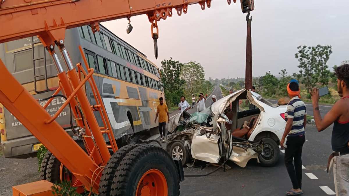 MP Road Accident: सिवनी में खड़ी बस के पीछे घुसी कार, एक की मौत, विदिशा में शराब से भरी बोलेरो भी हादसे का शिकार