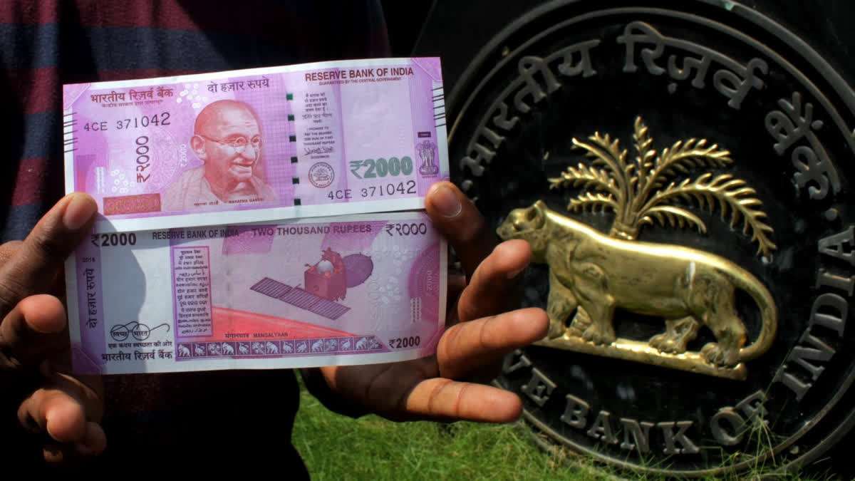 RBI Update on 2000 Notes: बंद होने के 2 साल बाद भी हजारों करोड़ रुपये दबाए बैठे हैं लोग, अब भी बदल सकते हैं नोट, जानिए कैसे…