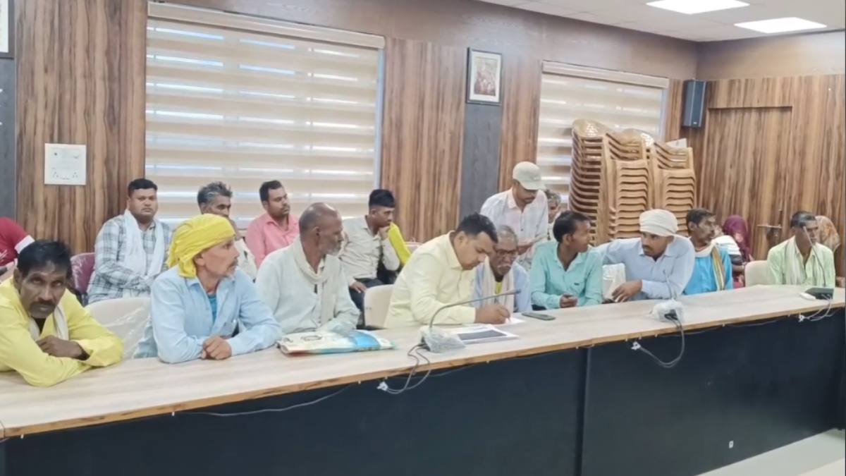 ‘साहब हमको राशन दिलवा दो’, जनसुनवाई में पहुंचे ग्रामीणों ने लगाई गुहार, कहा- संचालक अंगूठा लगवा लेता है लेकिन…