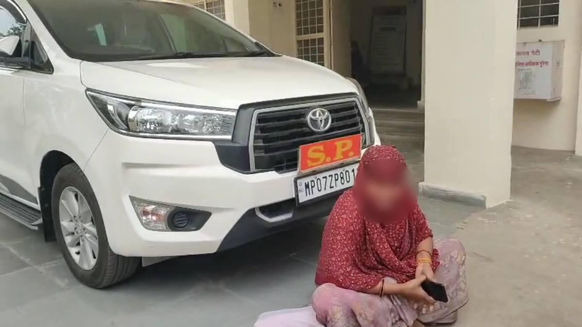SP की गाड़ी के आगे बैठी रेप पीड़िता: रोते हुए बोली- आरोपी को गिरफ्तार नहीं कर रही पुलिस, खुलेआम घूम रहा दरिंदा