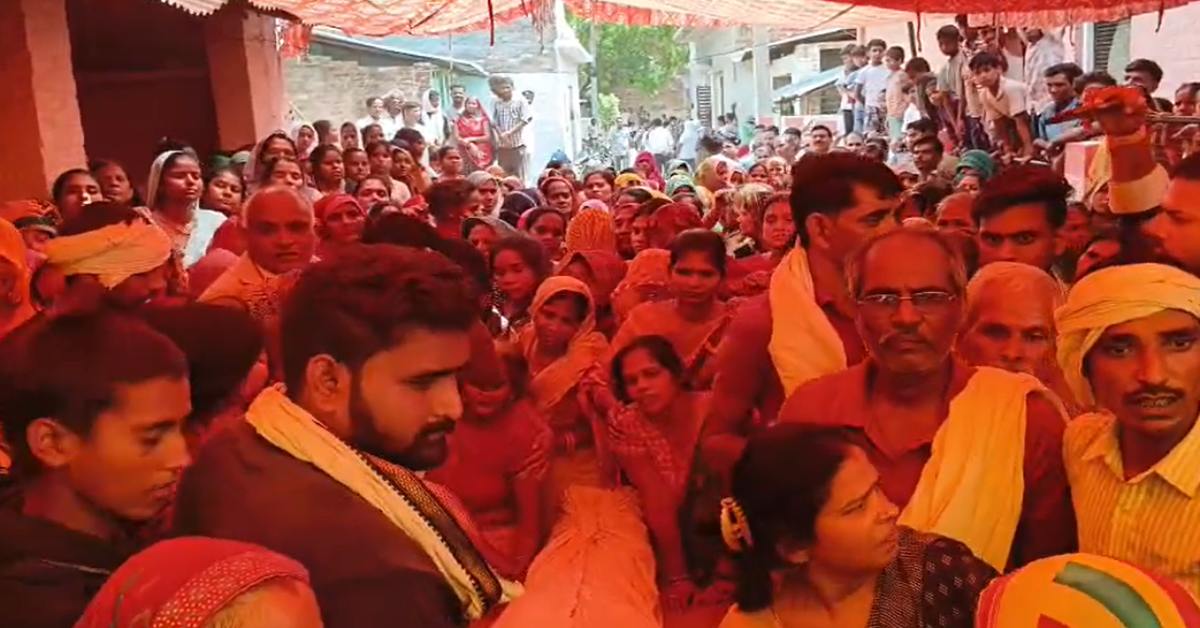 किसान की फावड़े से हत्या, परिजनों ने दाह संस्कार करने से किया इनकार, शव को लेकर किया प्रदर्शन, प्रशासन से कर रहे ये मांग
