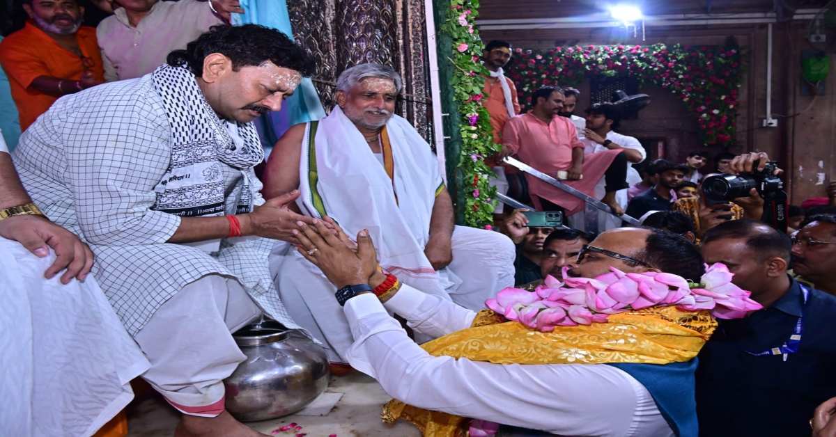बांके बिहारी मंदिर पहुंचे डिप्टी सीएम ब्रजेश पाठक, गोस्वामी समाज ने कॉरिडोर को लेकर सौंपा पत्र