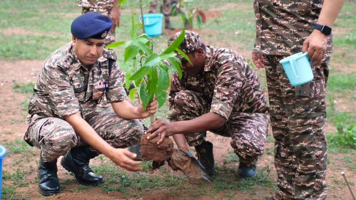 World Environment Day 2025: सीआरपीएफ के जवानों ने किया वृक्षारोपण, क्षेत्र में शांति और सुरक्षा के साथ पर्यावरण संरक्षण की ली शपथ…