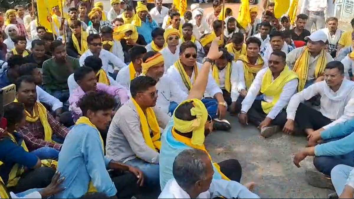 आदिवासियों पर हो रहे अन्याय के खिलाफ जयस ने खोला मोर्चा, कलेक्ट्रेट के सामने की जमकर नारेबाजी, दी ये चेतावनी