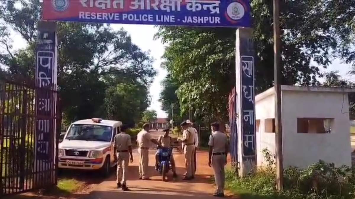 CM साय के क्षेत्र में यातायात नियम तोड़ना पुलिस वालों को पड़ा भारी, 12 अधिकारी-कर्मचारियों का कटा चालान…