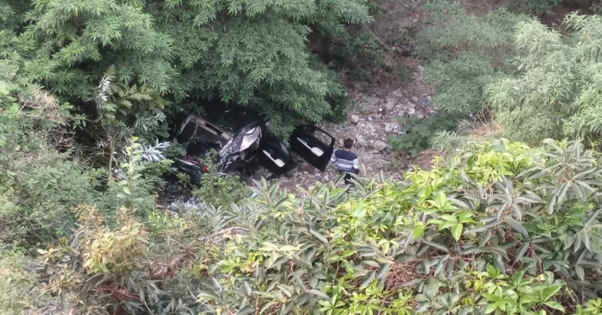 नियंत्रण खो बैठा कार चालक, खाई में जा गिरी गाड़ी, तीन गंभीर रूप से घायल