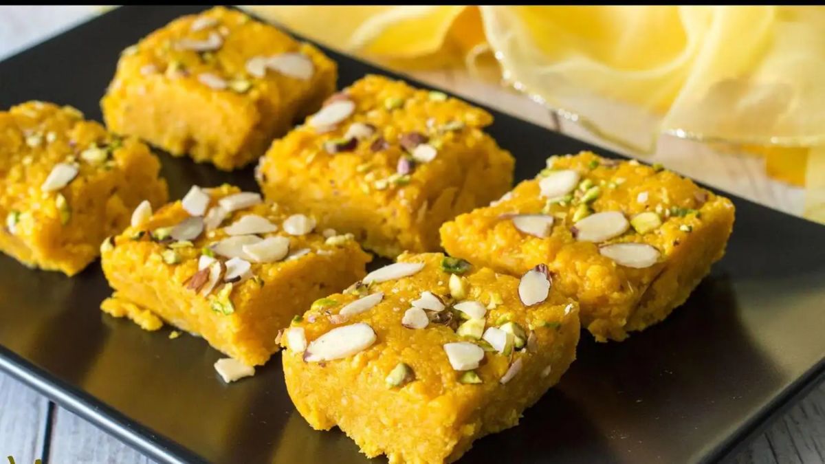 Mango Kalakand Recipe: गर्मियों में जरूर बनाएं ये आसान मैंगो कलाकंद रेसिपी, घर पर मिलेगा बाजार वाला स्वाद
