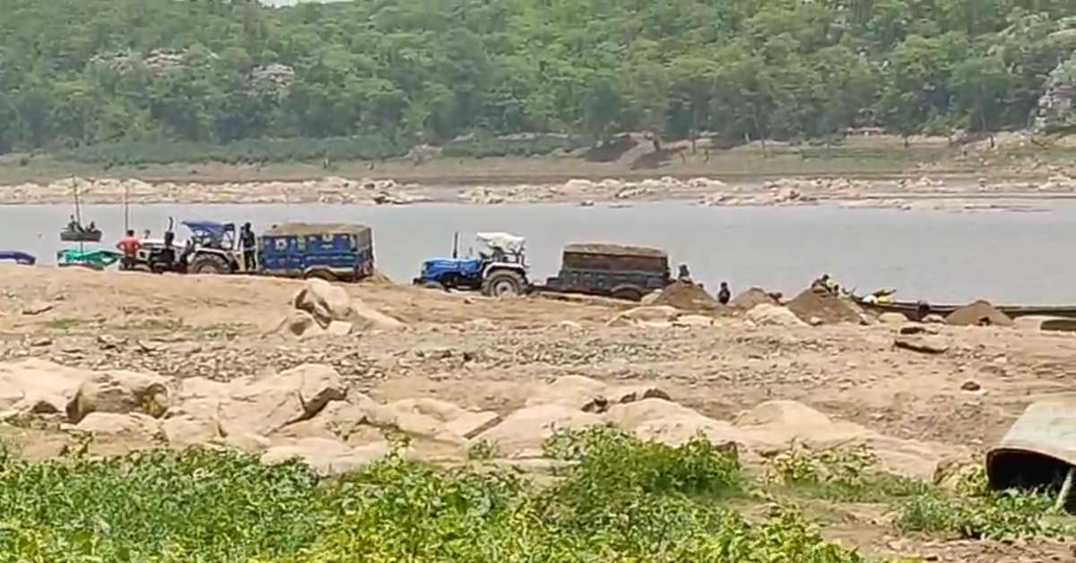 नर्मदा नदी में नहीं रुक रहा रेत खनन: माफिया धड़ल्ले से चला रहे काला कारोबार, कहीं प्रशासन की मिलीभगत तो नहीं?
