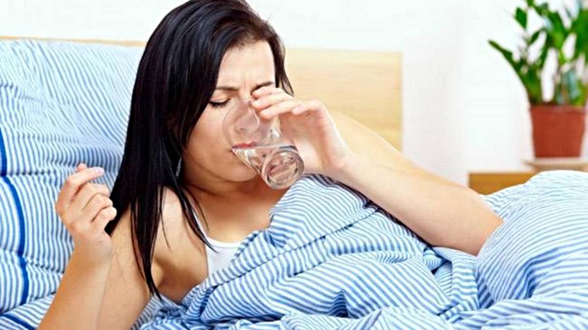 सुबह खाली पेट गुनगुना पानी पीना क्यों है जरूरी? सिर्फ 7 दिन में दिखता है असर