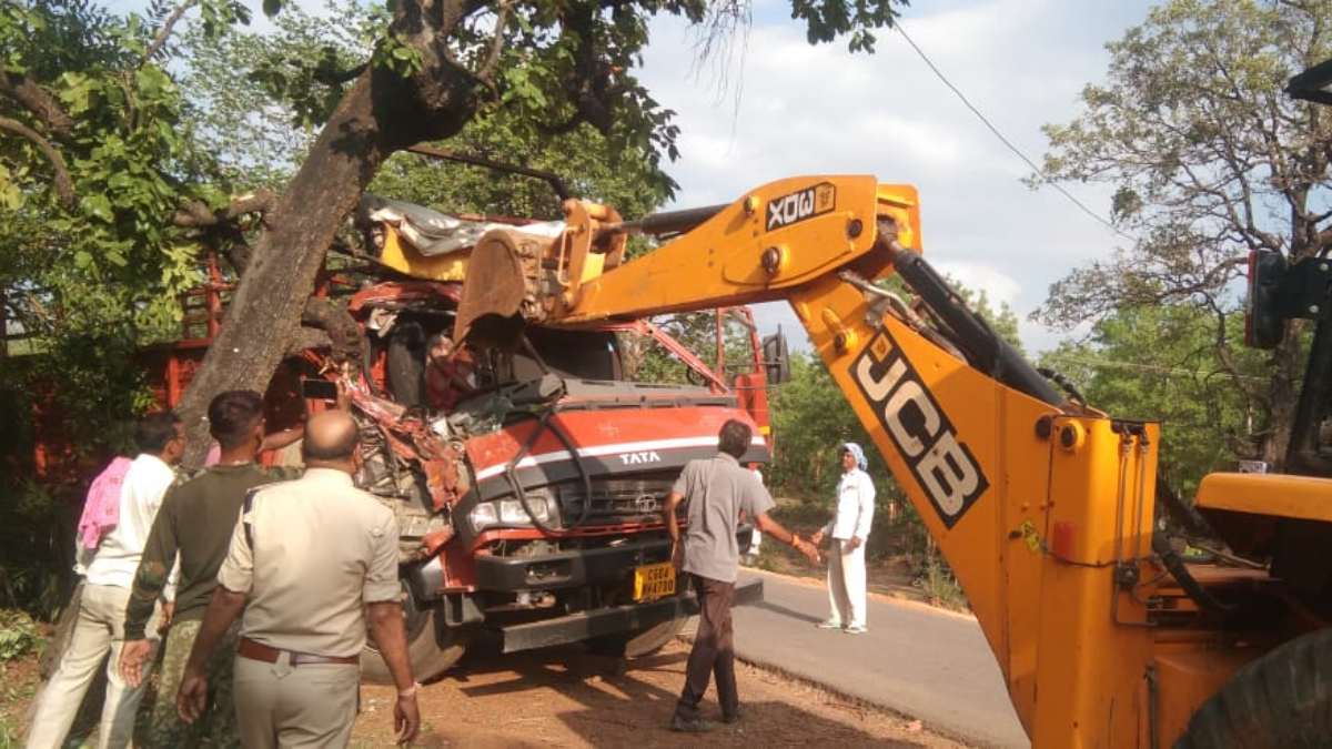 सड़क हादसा: तेज रफ्तार मेटाडोर हुई हादसे का शिकार, 2 की हालत गंभीर JCB की मदद से ड्राइवर को निकाला गया बाहर…