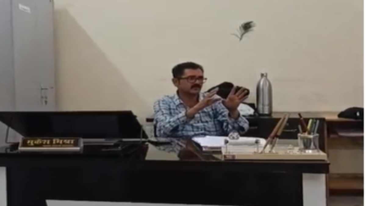 नशे में धुत्त शिक्षा विभाग के सहायक संचालक ने शिक्षकों और पुलिसकर्मियों से किया दुर्व्यवहार, कहा – 15 दिन में सस्पेंड होकर फिर आ जाऊंगा…