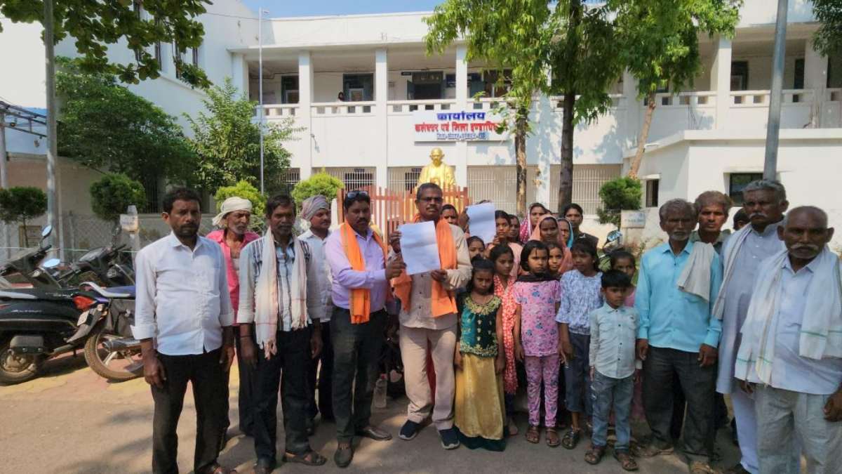 युक्तियुक्तकरण से पदस्थ शिक्षिका के विरोध में उतरे ग्रामीण, ट्रांसफर करने की मांग को लेकर कलेक्टर को सौंपा ज्ञापन…