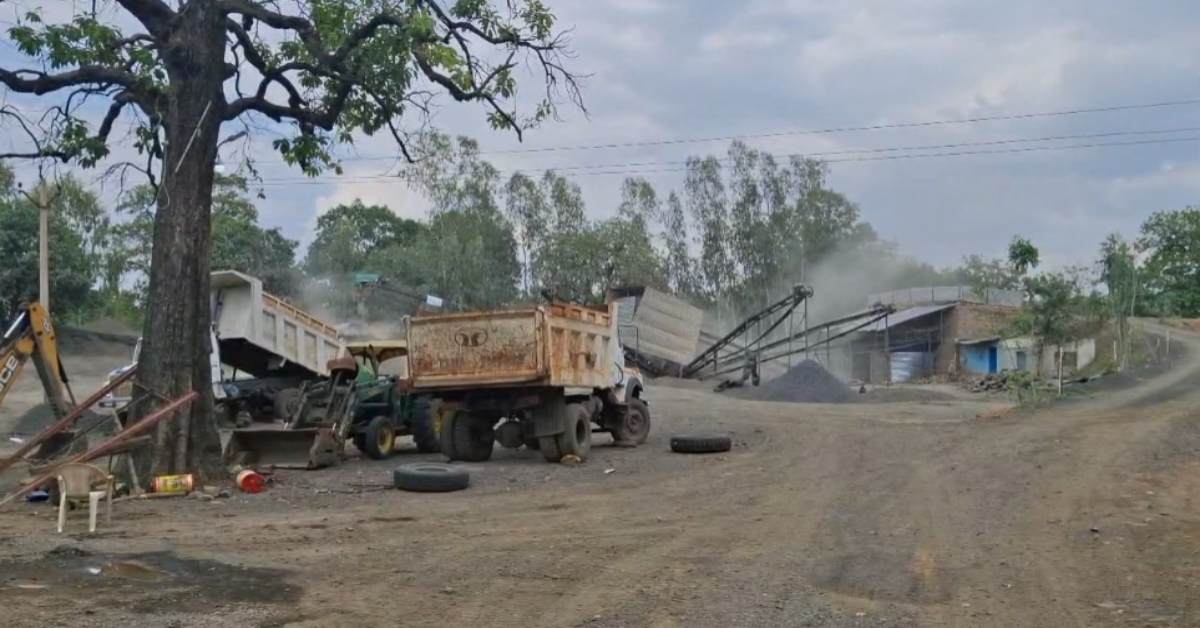 धूल में दफन होती जिंदगियां: अवैध तरीके से चल रही स्टोन क्रेशर ग्रामीणों के लिए बनी आफत, शिकायत के बाद आंखें मूंदे बैठा प्रशासन