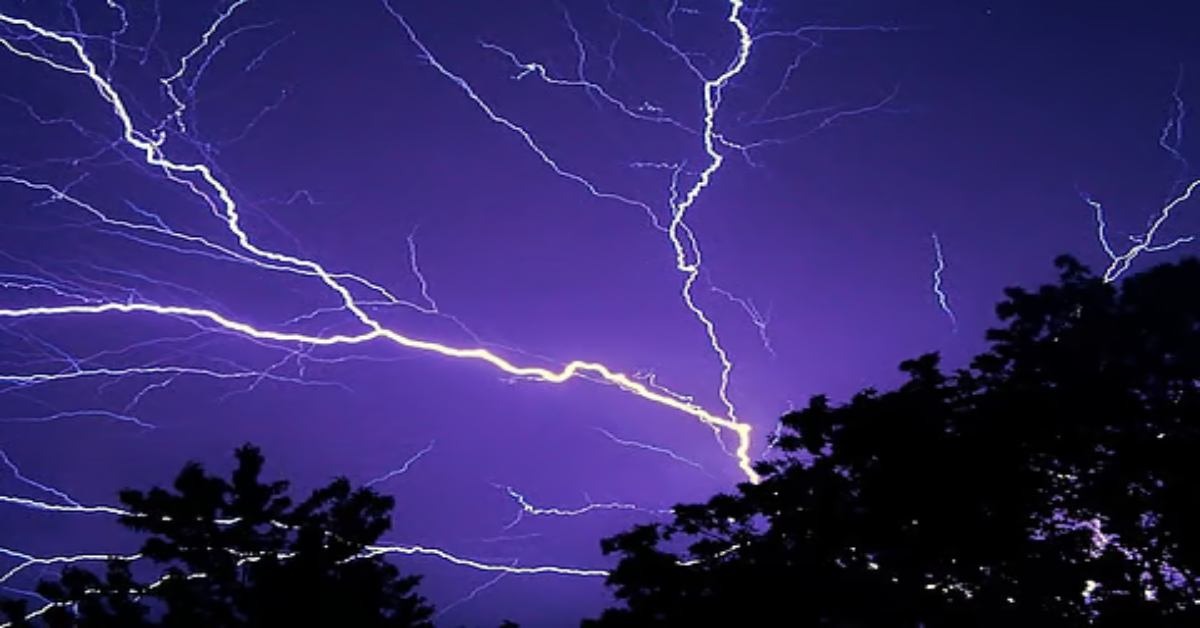 यूपी में आकाशीय बिजली से 25 लोगों की मौत, सीएम योगी ने अधिकारियों को सर्वे और राहत कार्य करने का दिया निर्देश