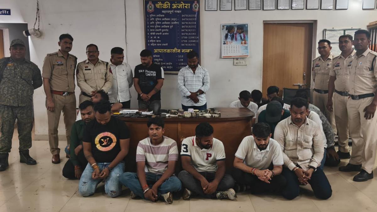 CG Crime: पुलिस ने 18 जुआरियों को किया गिरफ्तार, 10 लाख से अधिक कैश समेत 20 मोबाइल जब्त…