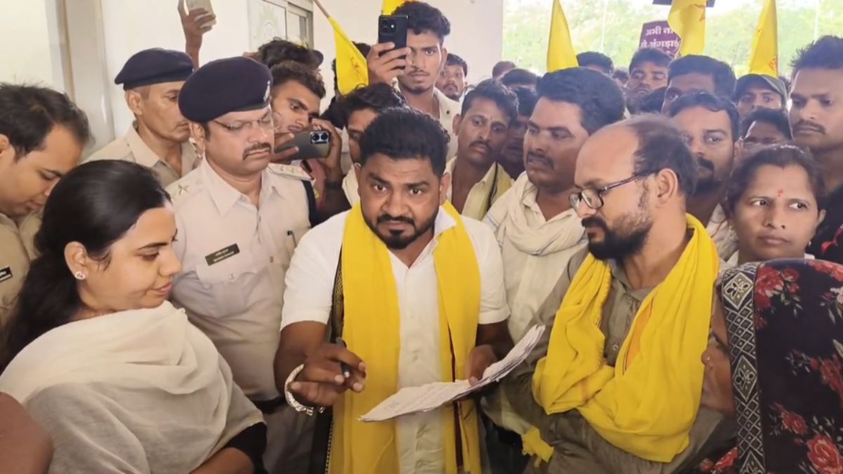प्रशासन को 8 दिनों का अल्टीमेटम: MLA कमलेश्वर डोडिया और सैकड़ों आदिवासियों ने किया कलेक्ट्रेट का घेराव, जानिए क्या है पूरा मामला