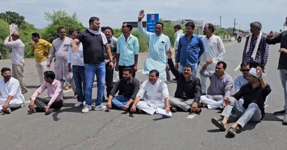कांग्रेस ने बिजली विभाग के खिलाफ खोला मोर्चा: ज्ञापन नहीं लेने से हाइवे पर लगाया जाम, वाहनों की लगी लंबी कतार