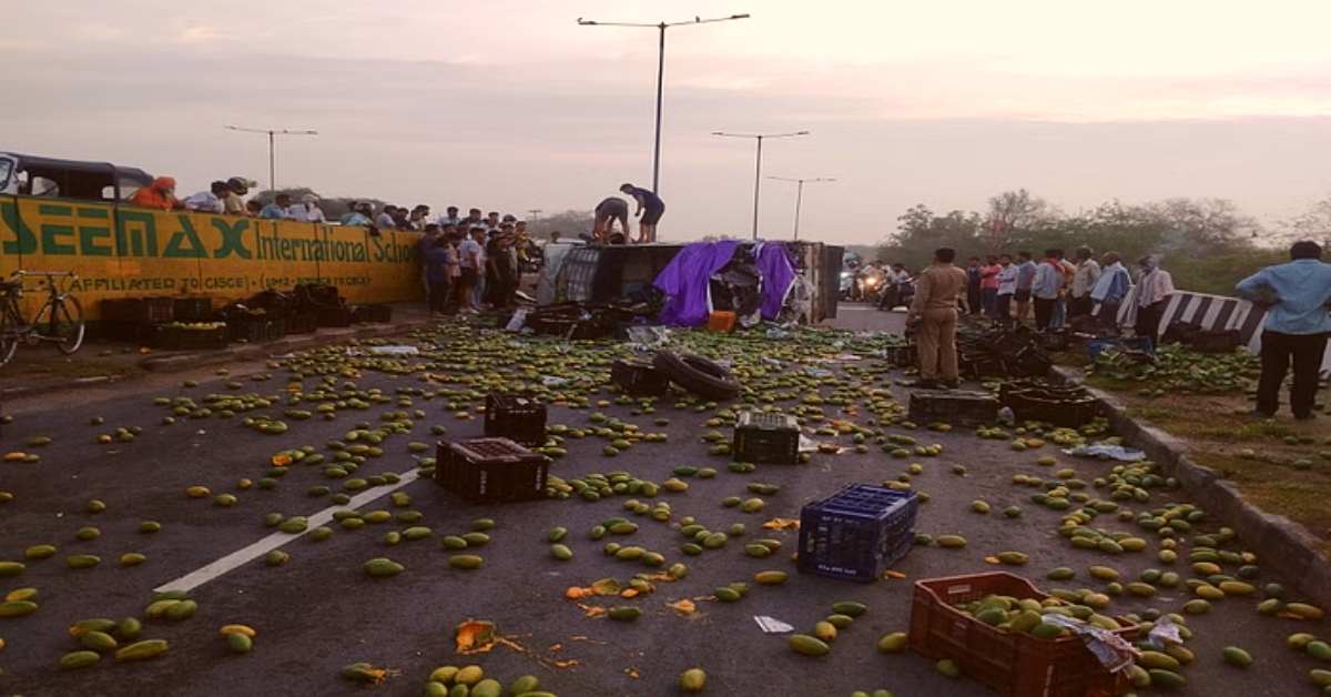 मार्निंग वॉक पर मौत का सफरः सड़क पर पलटा वाहन, बिखरे आमों के बीच दिखे खून के छीटे, 4 लाशें देखकर चीख पड़े लोग