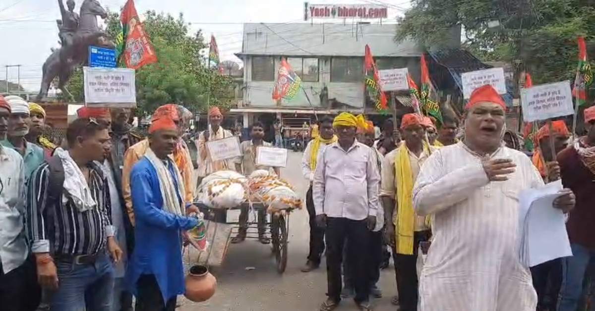 सपा का अनोखा प्रदर्शन: ढोल-नगाड़ों के साथ प्रशासन की निकाली शव यात्रा, SDM और नगर निगम को सौंपा ज्ञापन, जानिए क्या है पूरा मामला?