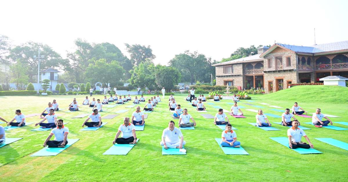 International Yoga Day 2025 : योग और ऋषि मुनियों की भूमि में उत्साह, सीएम ने योग को दिनचर्या का हिस्सा बनाने का किया आह्वान