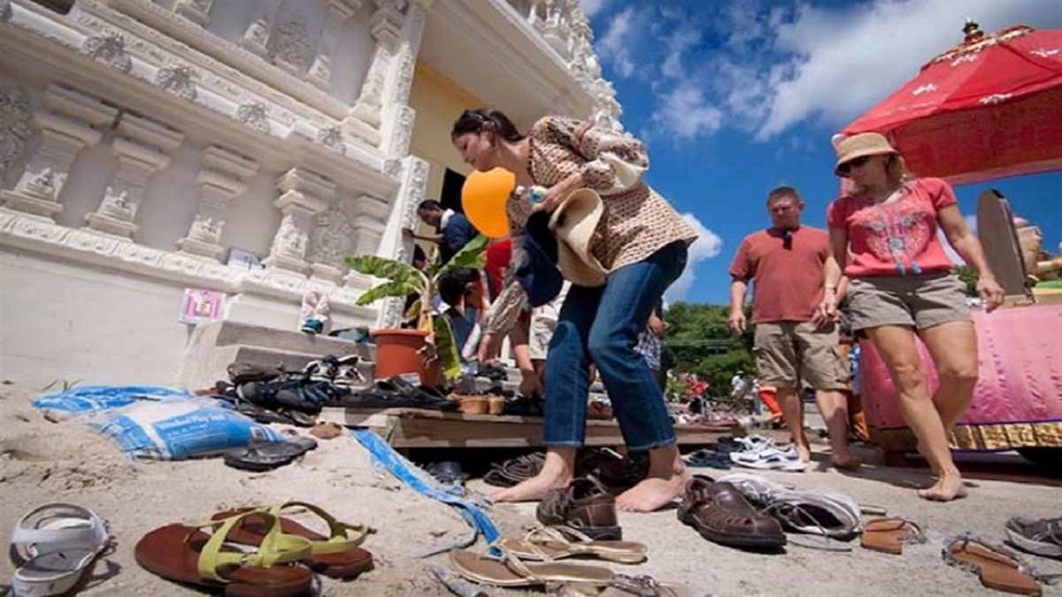 आखिर क्यों उतर जाते हैं मंदिरों या धार्मिक स्थानों पर जूते-चप्पल …