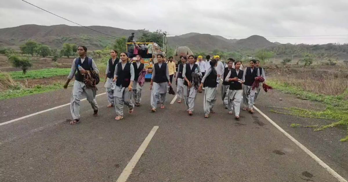 नर्सिंग छात्राओं का पैदल मार्च: राज्यपाल से मिलने निकली स्टूडेंट्स की गाड़ियों को पुलिस ने रोका, 22 KM पैदल चलकर पहुंचीं कलेक्ट्रेट