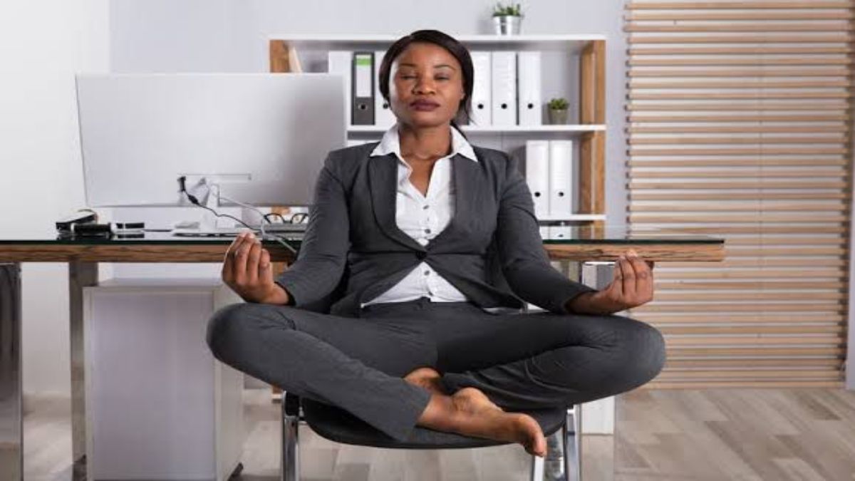 International Yoga Day 2025 : सिटिंग जॉब के करण नहीं मिल पता योगा करने का समय, तो कुर्सी पर बैठे बैठे कर लें ये आसन …