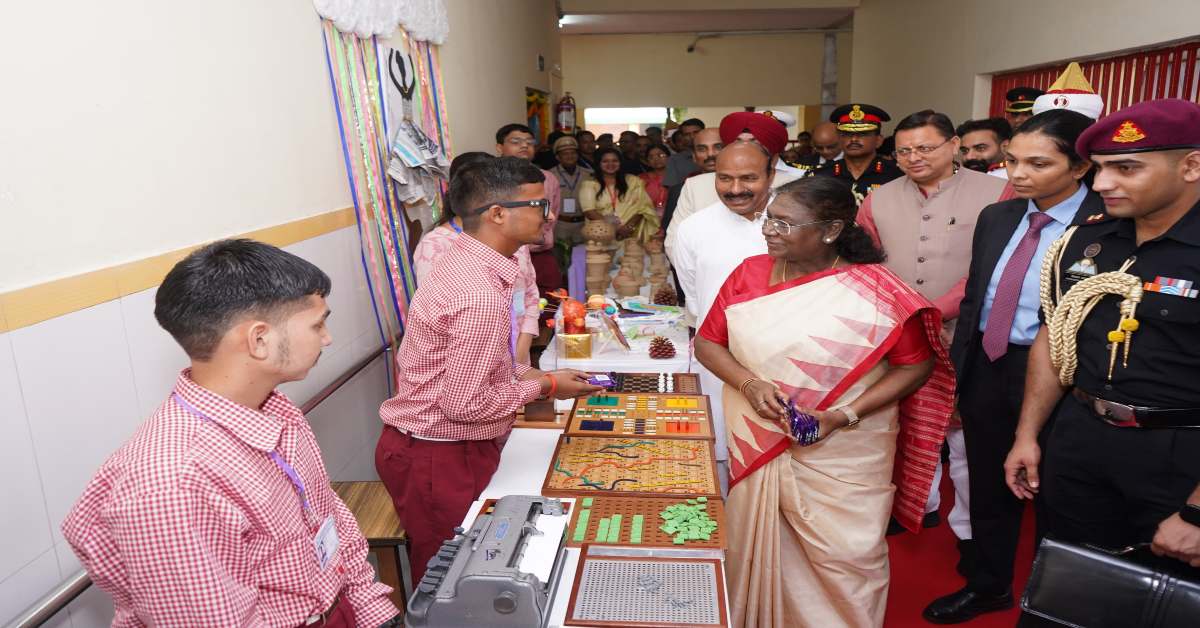 दृष्टिबाधित बच्चों के बीच पहुंची राष्ट्रपति द्रौपदी मुर्मू, विज्ञान प्रदर्शनी और लैब का किया अवलोकन