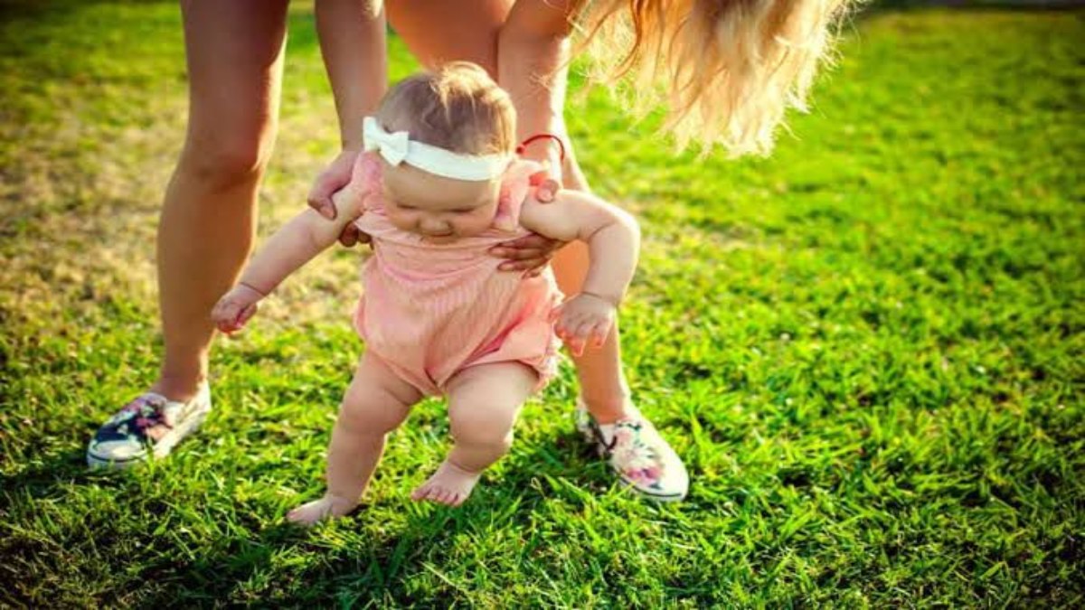 Child Care Tips: नन्हें बच्चों को रोज सुबह खुले पैर चलाएं घास पर, सेहत के लिए होता है फायदेमंद…