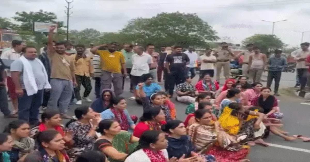 निगम के खिलाफ लोगों का फूटा गुस्सा: कोकता बाईपास पर किया चक्काजाम, कहा- शिकायत के बाद भी नहीं सुधरे हालात, ये है पूरा मामला