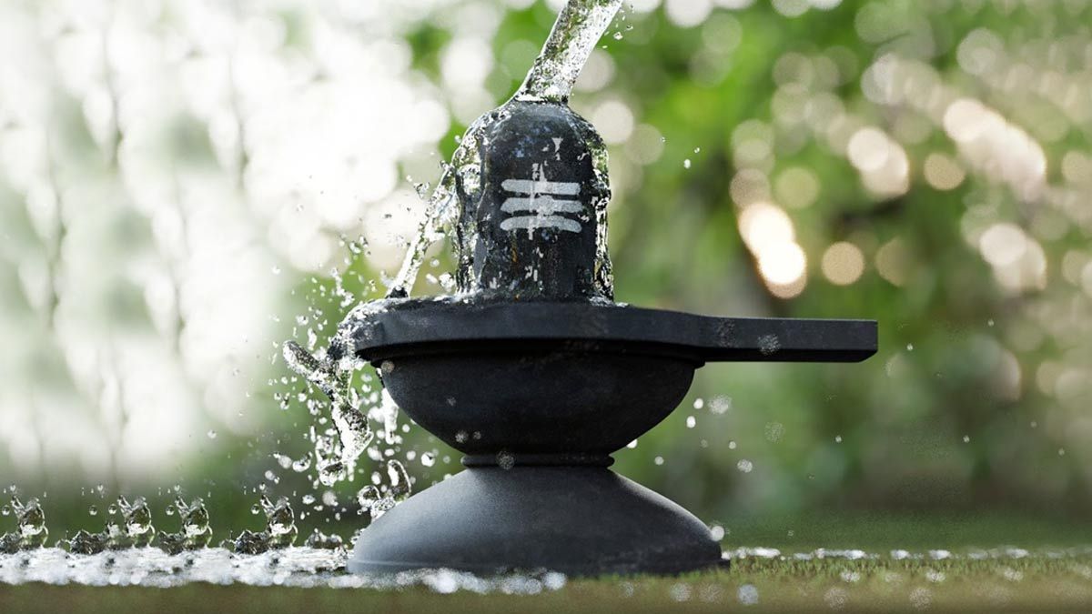 शिवलिंग को छूने के नियम: कब छूना चाहिए, किसे छूना चाहिए और किसे नहीं ?