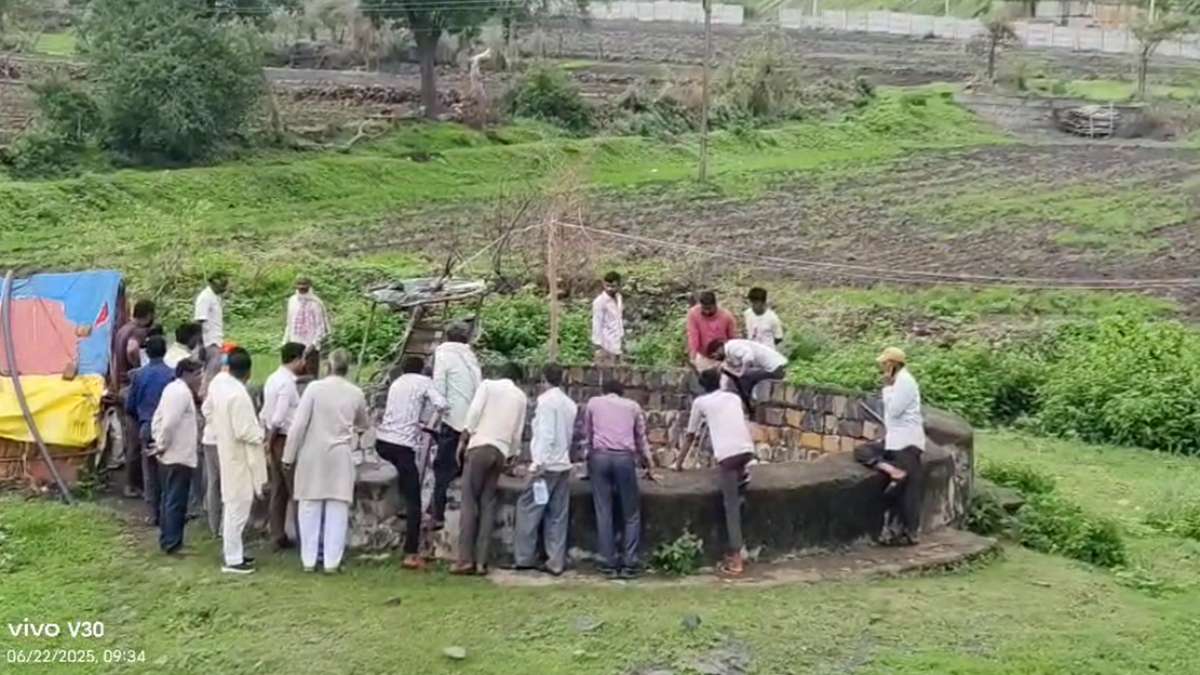 पानी पर पॉलिटिक्स: झाबुआ में कुएं का दूषित पानी घोंट रहा ‘दम’! एक की मौत, सैकड़ों बीमार, बीजेपी-कांग्रेस में वार-पलटवार, कब सुधरेंगे हालात ?