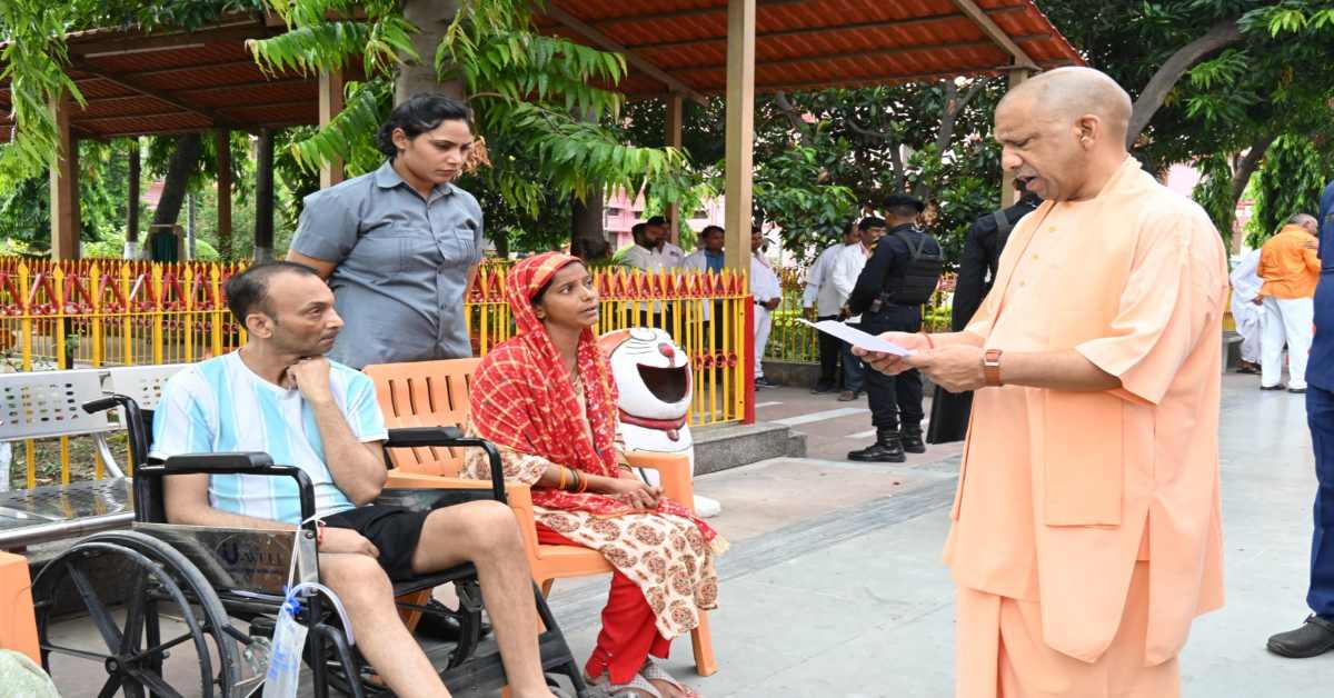 सीएम योगी ने किया ‘जनता दर्शन’ : मुख्यमंत्री ने सुनी लोगों की समस्याएं, अधिकारियों को दिए समय पर समाधान करने के निर्देश