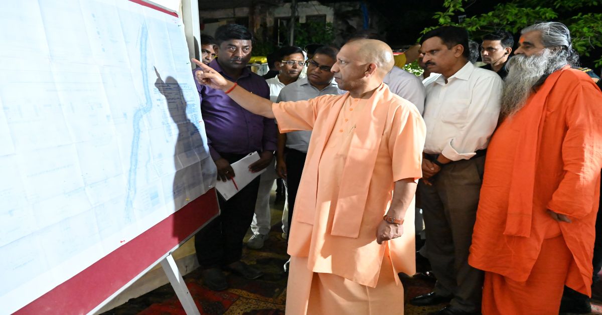 गोरखपुर की सड़कों पर उतरे सीएम योगी, शहर में चल रहे सड़क और नाला निर्माण कार्यों का लिया जायजा