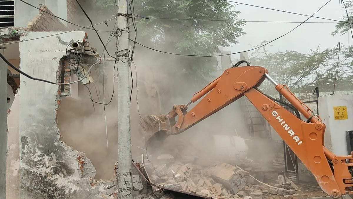 बठिंडा में नशा तस्करों पर चला बुलडोजर, तीन महिला तस्करों के अवैध मकान जमींदोज