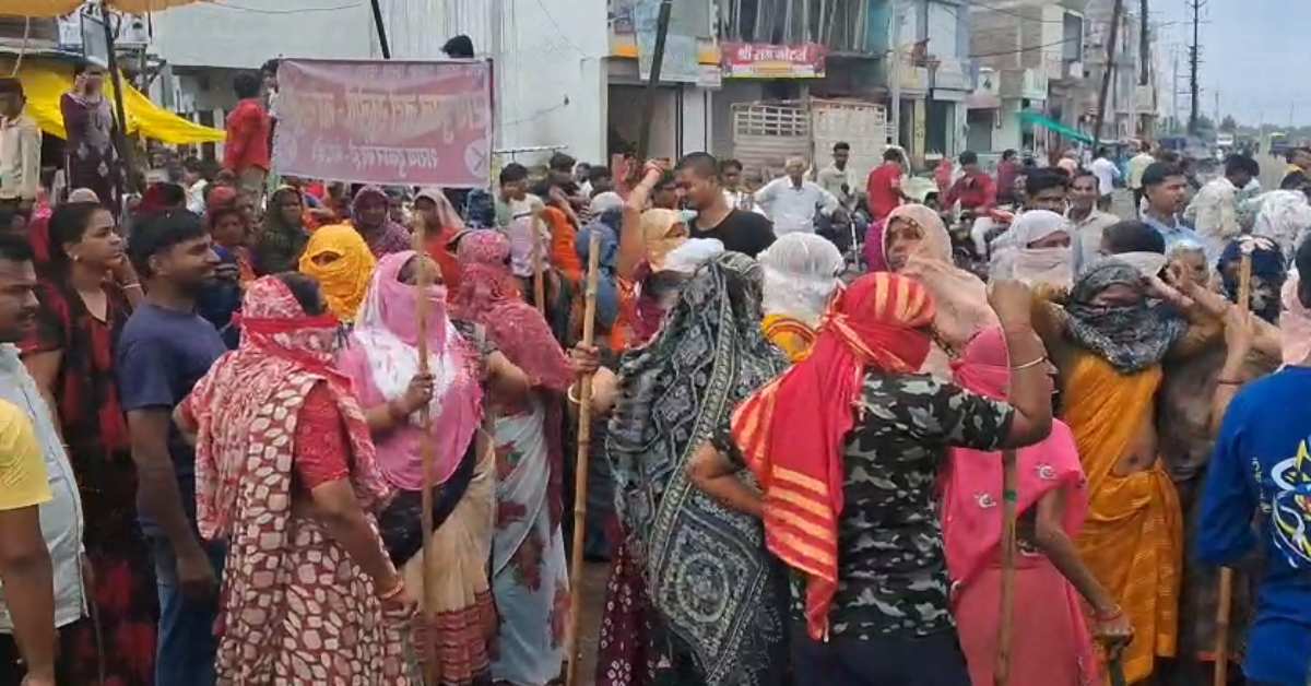 मंत्री विजयवर्गीय के क्षेत्र में महिलाएं परेशान: हाथों में डंडे लेकर विरोध में उतरीं, कहा- नहीं हो रही कोई सुनवाई, ये है पूरा मामला