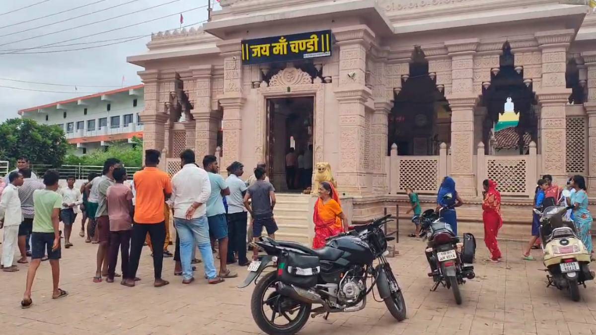 CG NEWS: चंडी माता मंदिर में चोरों ने डाला डाका, सोने के आभूषण समेत दान पेटी किया पार…