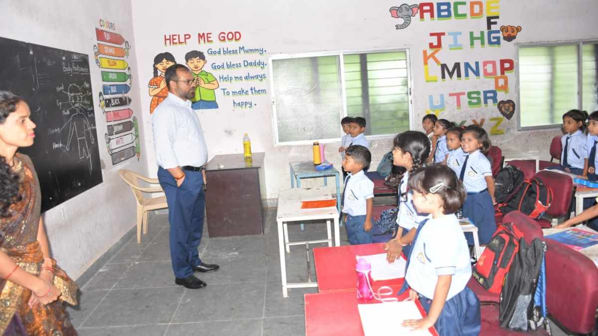 स्कूल परिसर में गंदगी, पुस्तक वितरण में देरी पर कलेक्टर नाराज, DMC, BEO, प्राचार्य, प्रधानपाठक और लाइब्रेरियन को थमाया नोटिस, संकुल समन्वयक को हटाने के दिए निर्देश