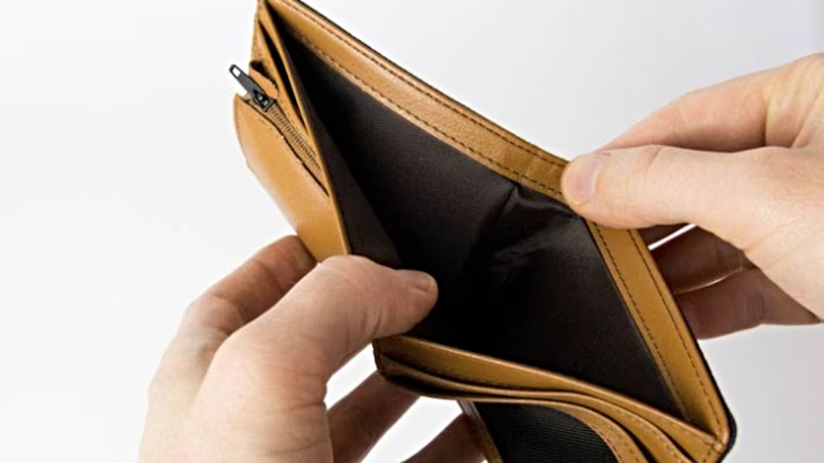 कमाते तो हैं लेकिन टिकता नहीं धन? कर लें ये छोटा सा उपाय, बनी रहेगी धन की स्थिरता