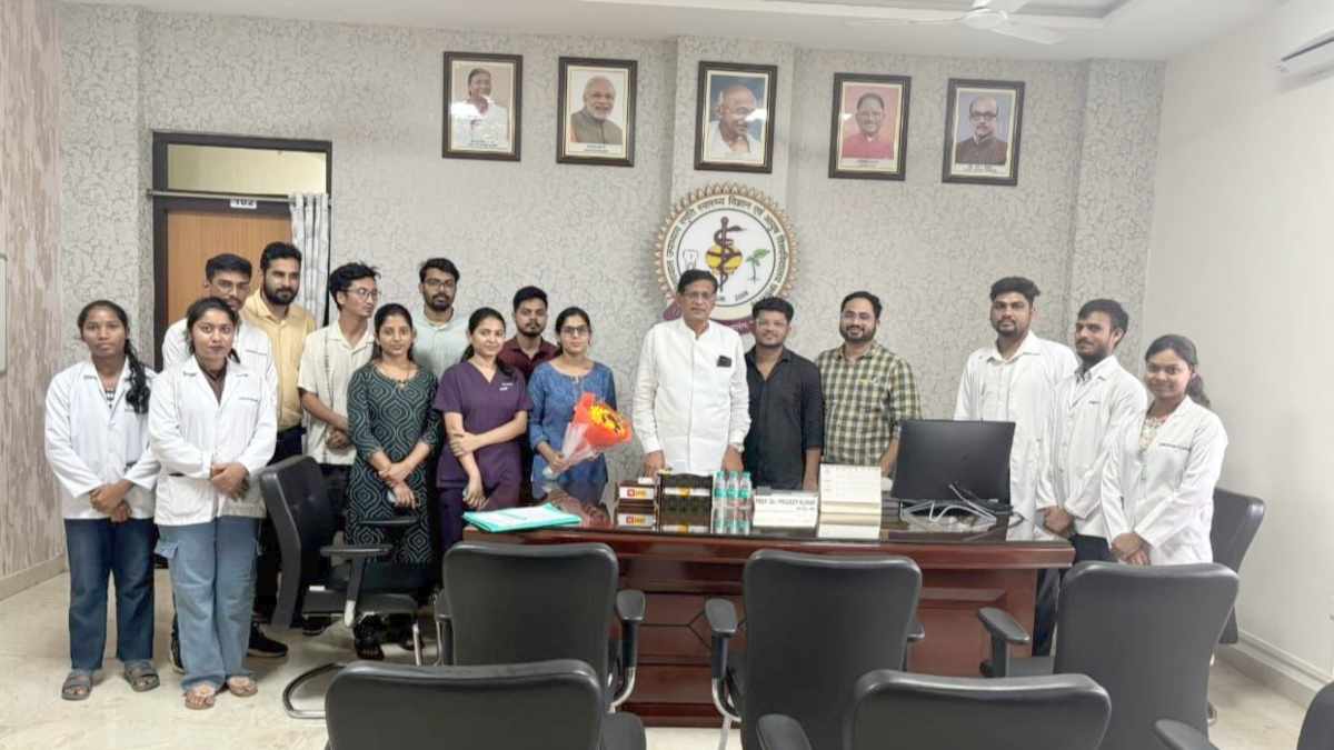 परीक्षा प्रणाली में सुधार की मांग, जूनियर डॉक्टरों ने आयुष विश्वविद्यालय के कुलपति को सौंपा ज्ञापन