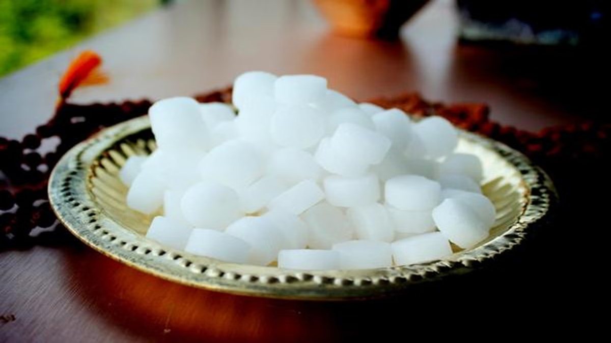 मानसून में अपनाएं कपूर के ये नुस्खे: नमी, बदबू, कीड़े और स्किन प्रॉब्लम से पाएं छुटकारा