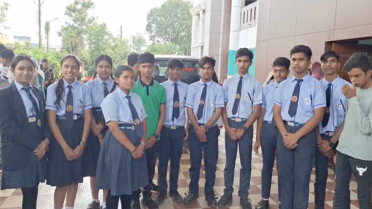 आत्मानंद स्कूल में शिक्षक की कमी : कलेक्ट्रेट पहुंचे बच्चे, कहा – हमें शराब दुकान नहीं शिक्षक चाहिए, कलेक्टर ने छात्रों को भेज दिया DEO ऑफिस