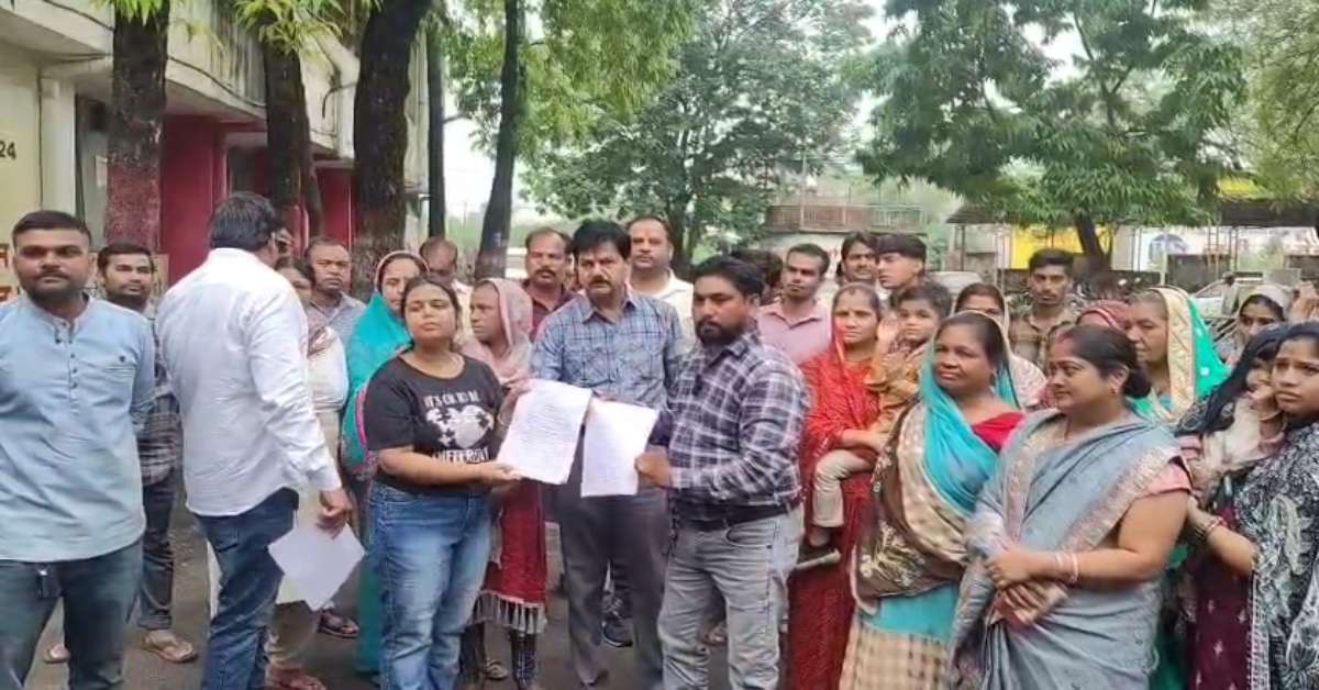 ‘साहब… कॉलोनी में सड़क नहीं है’, कलेक्ट्रेट पहुंची महिलाओं ने मूलभूत सुविधाओं के लिए कलेक्टर से लगाई गुहार