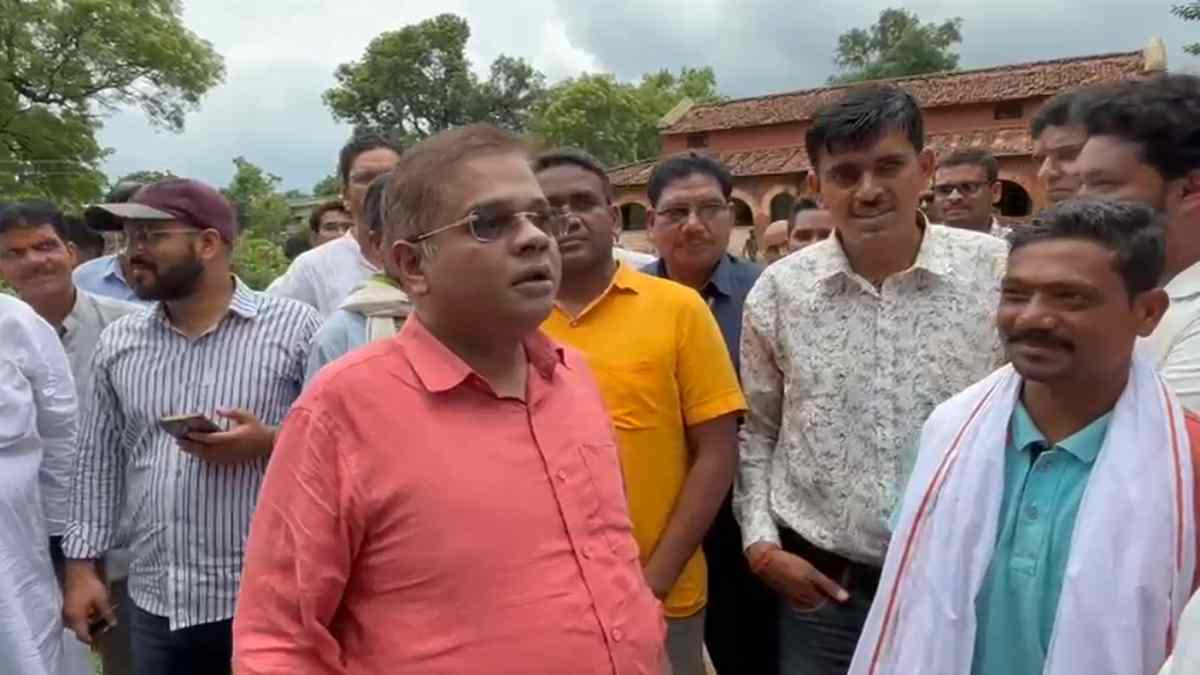 जोगी प्रतिमा विवाद : धरने पर बैठे अमित जोगी समेत सैकड़ों समर्थक गिरफ्तार, RSS पर लगाए गंभीर आरोप