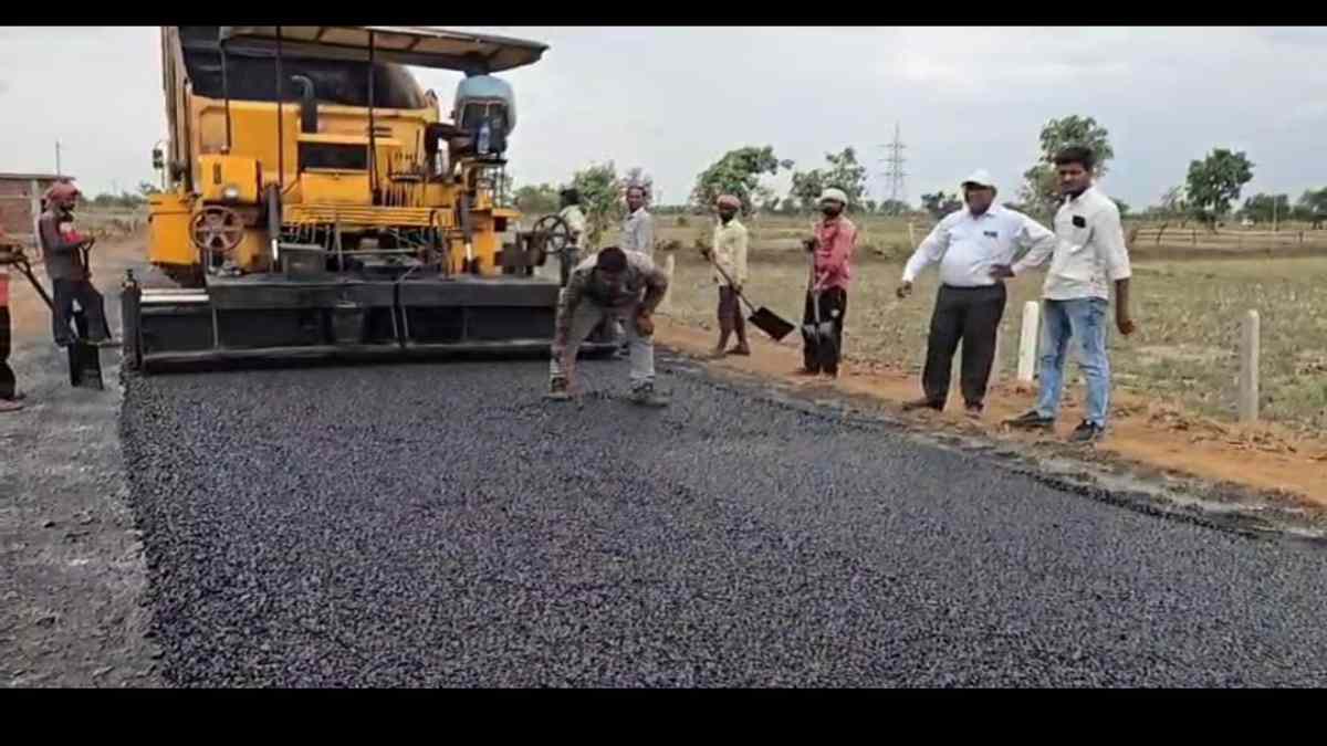 मंत्री के जिले में ठेकेदार की मनमानी : प्रतिबंध के बाद भी बारिश में जारी है डामरीकरण, काम की अवधि खत्म, फिर भी बिना अनुमति चल रहा सड़क निर्माण कार्य