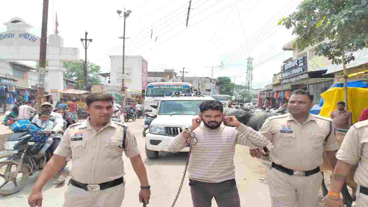 कुख्यात हिस्ट्रीशीटर गिरफ्तार, पुलिस ने निकाला जुलूस, आरोपी के खिलाफ दर्ज है कई मामले