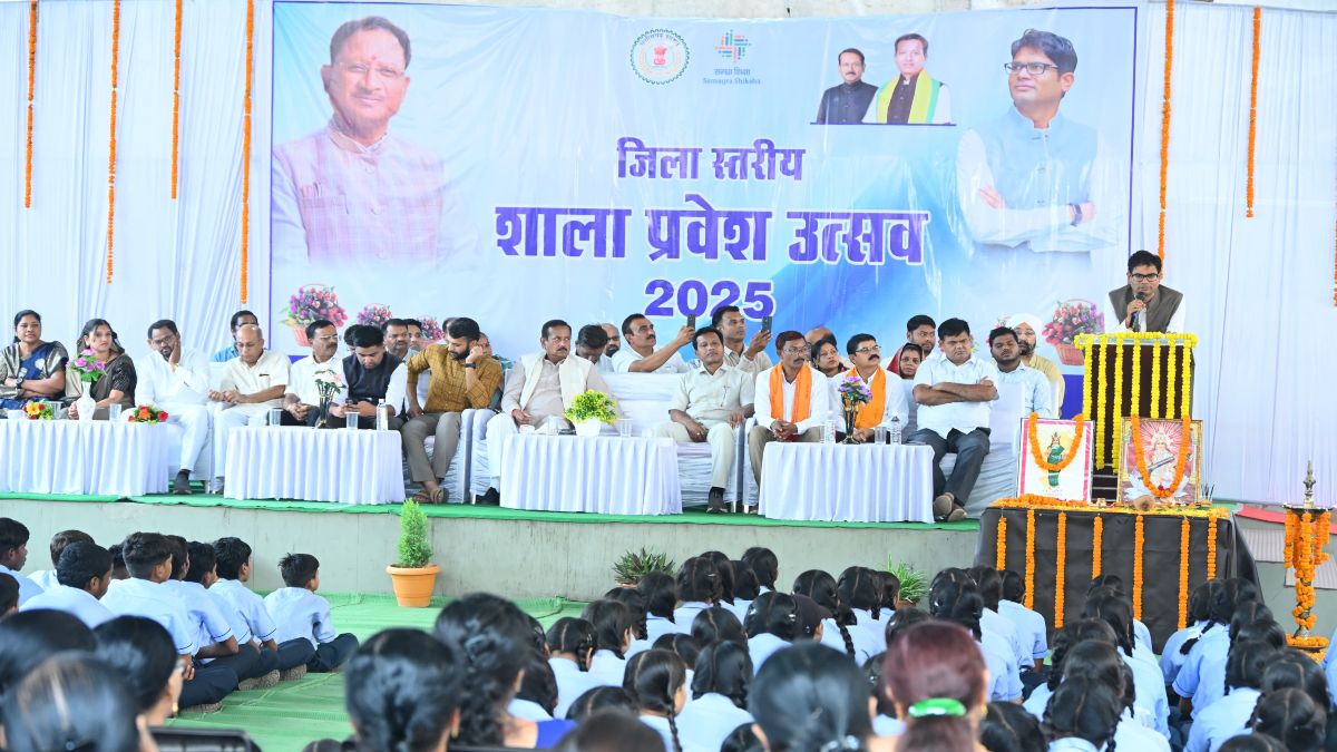 शाला प्रवेशोत्सव में मंत्री ओपी चौधरी छात्रों से किया संवाद, कहा- व्यवहारिक ज्ञान और जीवनोपयोगी स्किल्स ही सफलता की कुंजी