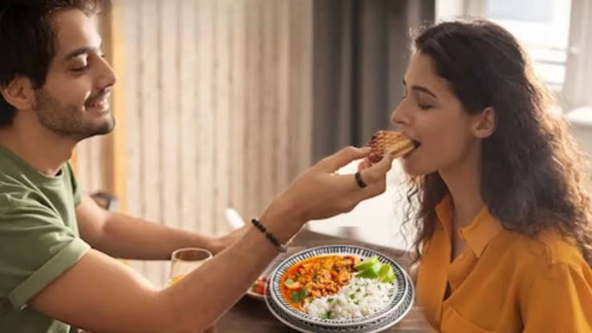पति-पत्नी एक ही थाली में खाना नहीं खाना चाहिए, जानिए क्या है इससे जुड़ी धार्मिक मान्यता…
