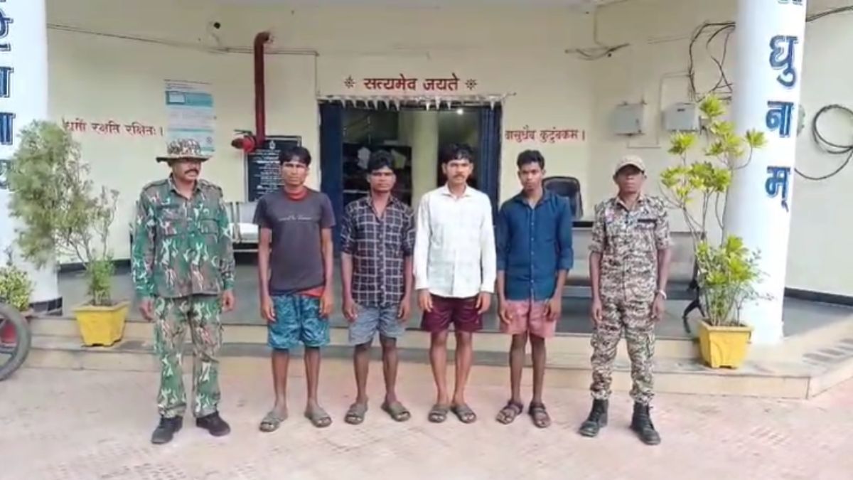 माओवादी विरोधी अभियान में बड़ी सफलता : 4 सक्रिय नक्सली गिरफ्तार, तो इधर स्मारक किया गया ध्वस्त